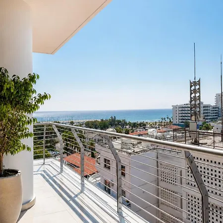 Rated - Premium Seaview 2-bdr-apt In Tallest Building In - 2 Min Walk To Lägenhet Larnaca