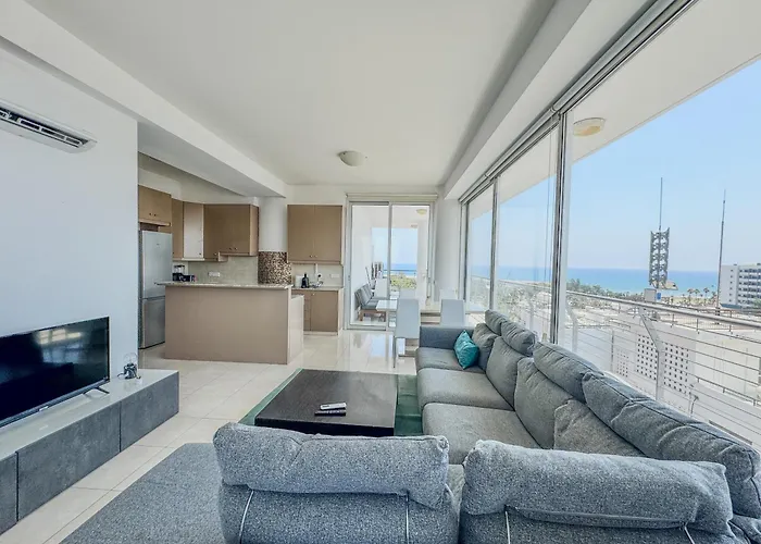 Stunning Sea & View - 3 Min Walk To * ラルナカ